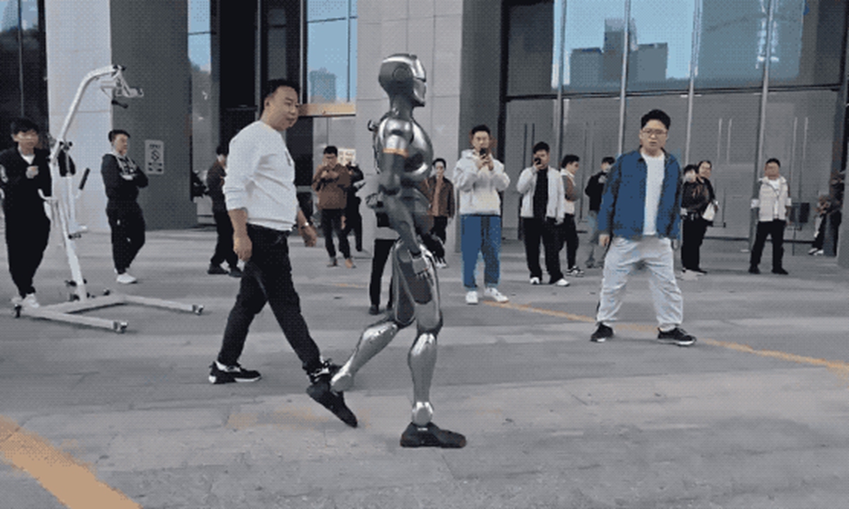 在比赛中遭
